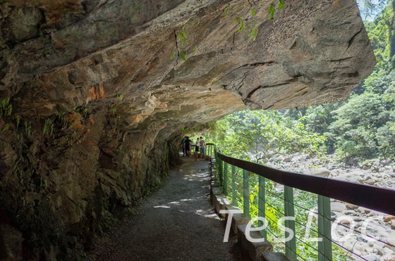 太魯閣百獅子歩道の岩のトンネル